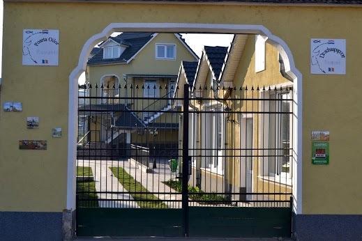 Pensiunea Poarta Oilor Gîrbova エクステリア 写真